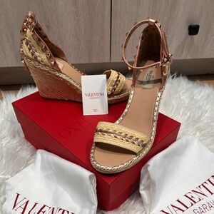 ✨NEW NEVER USED✨ Valentino Garavani Beige and Rose Gold detail Sandals